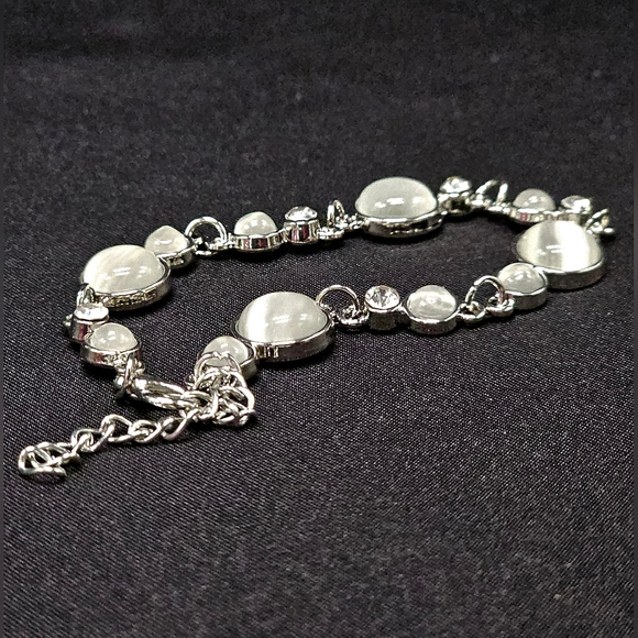 🤍⭐️'Storybook Beam' White Cat's Eye Silver Clasp Bracelet - Paparazzi NWT⭐️🤍 - Picture 1 of 7